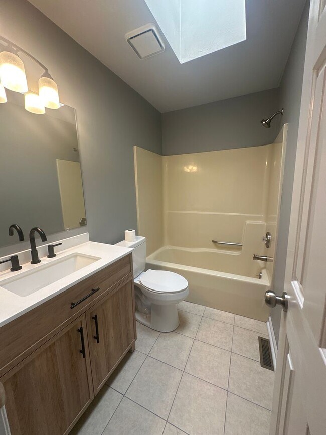 Building Photo - Beautiful Roanoke 2 bed 2 bath Duplex