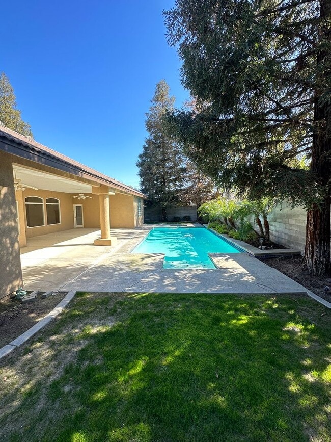 Building Photo - Elegant 4-Bedroom Home in the Prestigious ...