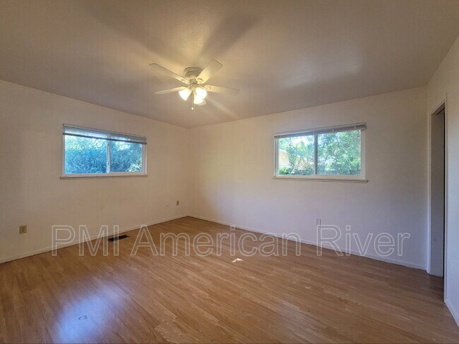 Building Photo - 977 Briarcrest Way