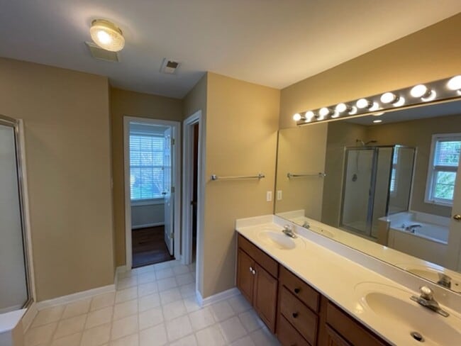 Building Photo - Amazing Hillsborough Home!