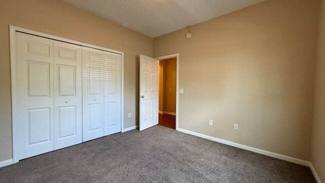 Building Photo - 3 bedroom - 2 bathroom - Stonelake Townhom...