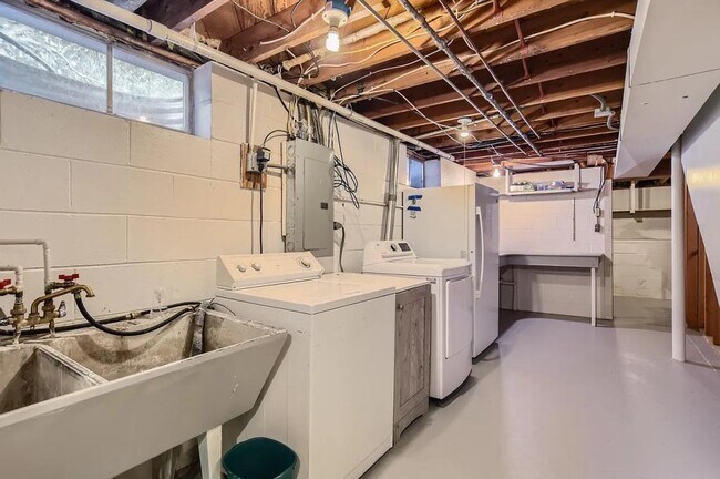 Building Photo - 2661 Martin Way