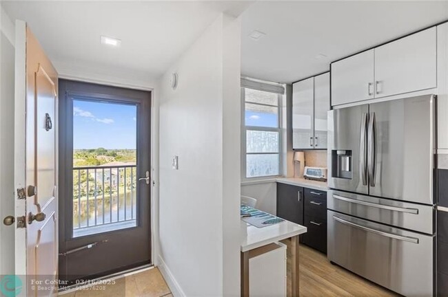 Building Photo - 250 Jacaranda Dr
