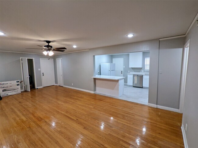 Building Photo - 4714 Oakshire Dr