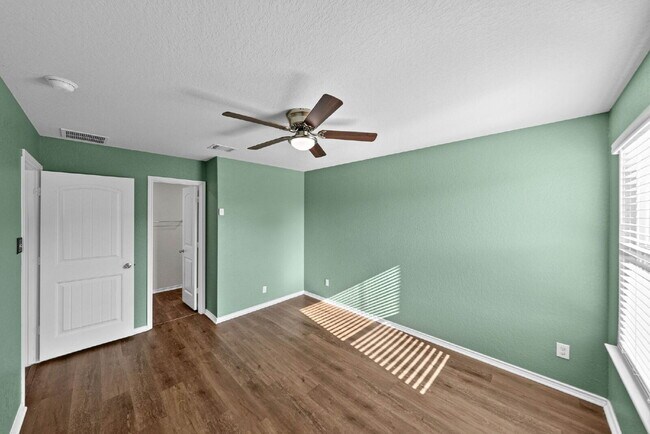 Building Photo - SOLAR Powered Home for Utility Savings! 1 MONTH FREE RENT WITH 18 - 24 MONTH LEASE!!! AVAILABLE T...