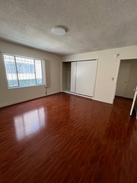 Building Photo - 827 N Hudson Ave