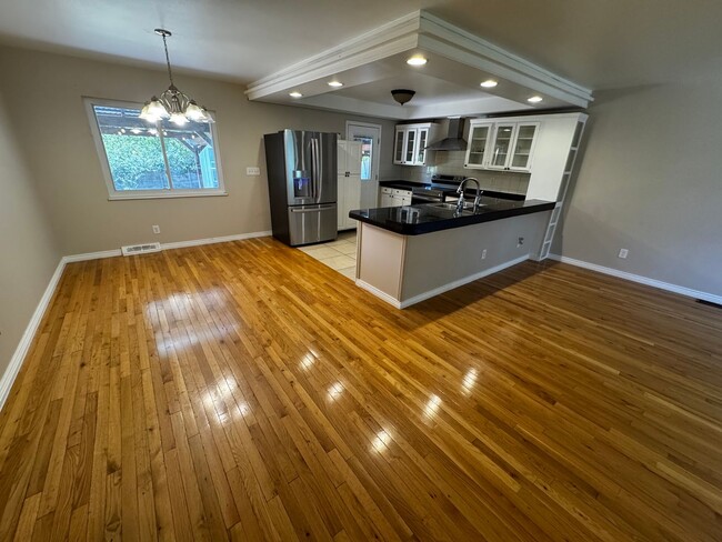Building Photo - Spacious Aurora Home