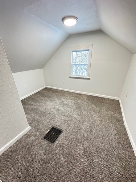 Building Photo - 703 W 18th St