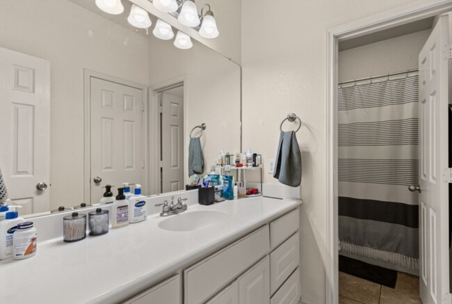 Building Photo - 5 bed 4 bath near campus!