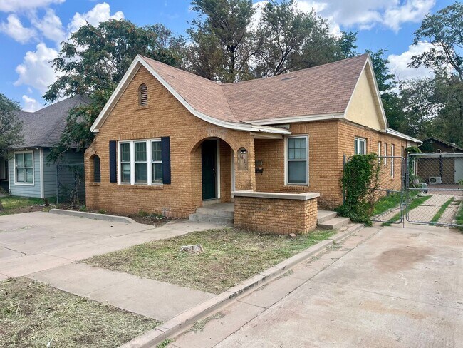 Building Photo - 6 month lease available One Block from Texas Tech