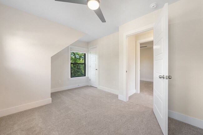 Building Photo - Available Early July! 3-bedroom home with off street parking!