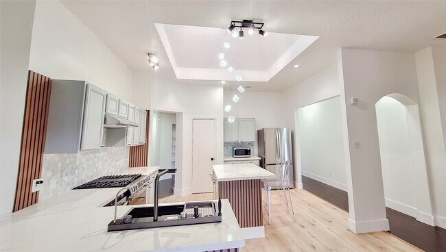 Building Photo - 17122 Canterbury Green Ct