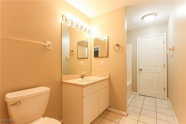 Building Photo - 2211 NE 5th Ave