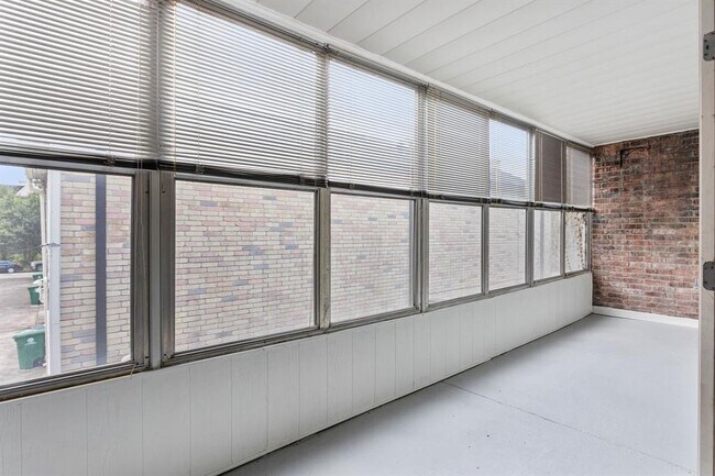 Building Photo - 1417 Welch St