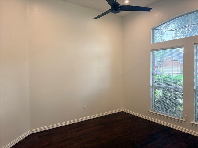 Building Photo - 2220 Sky Harbor Dr