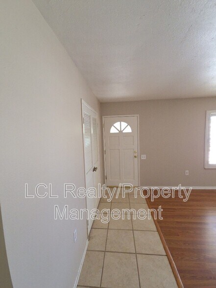 Building Photo - 26340 Harrisburg Dr