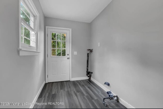 Building Photo - 821 Bay Ave