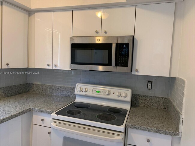 Building Photo - 1370 NE 119th St