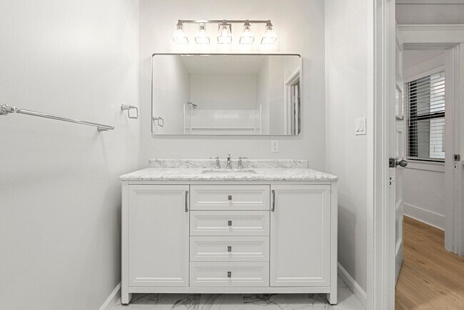 Building Photo - 2 WEEKS FREE!! Newly Renovated JR 1-Bedroo...