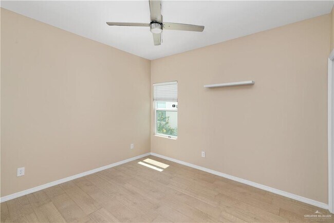 Building Photo - 3000 W Kenwood St