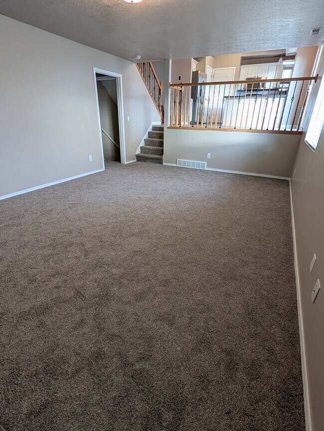 Building Photo - 5 Bedroom Home New Carpet and Paint