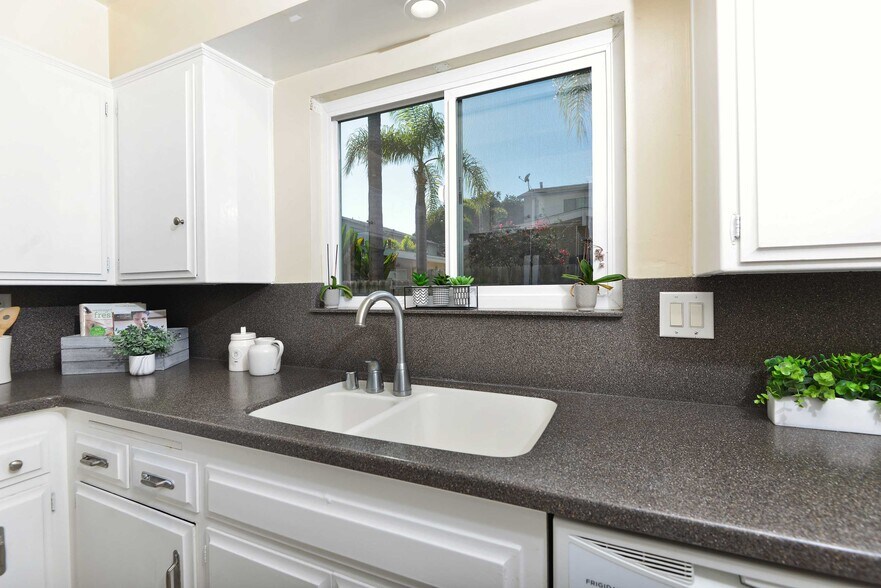 Building Photo - 2002 Missouri St