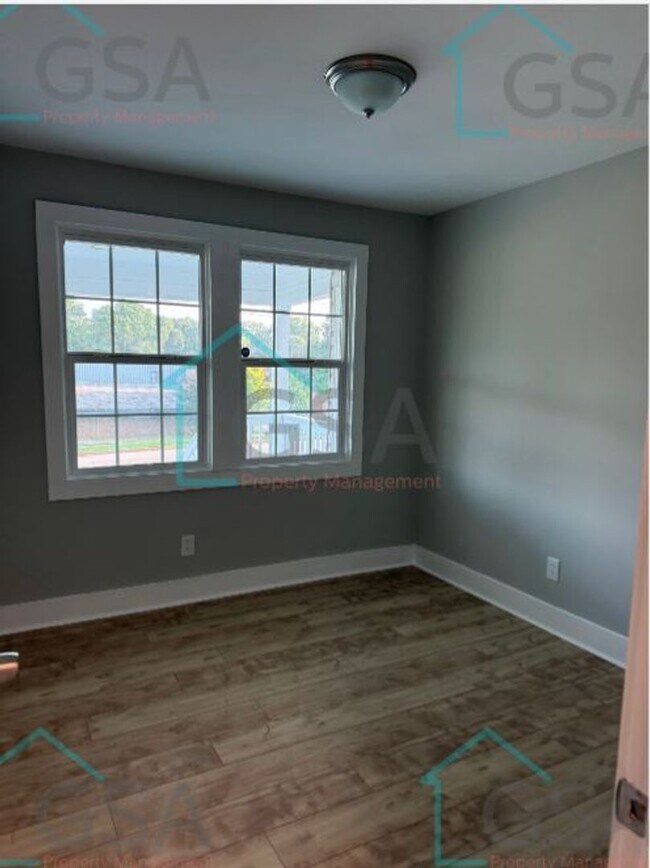 Building Photo - 3 Bedroom 2 Bathroom