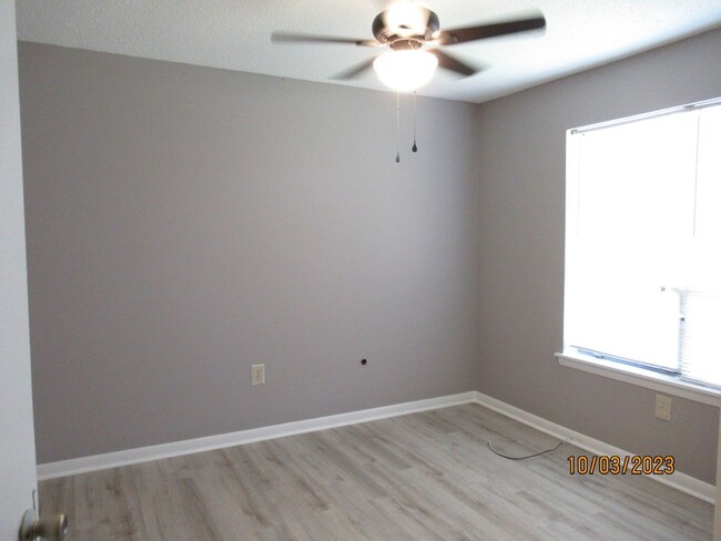 Building Photo - Willow Run- 2 bedroom/2 bath downstairs Ap...