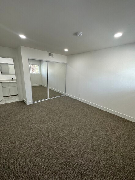 Building Photo - 11538 Riverside Dr
