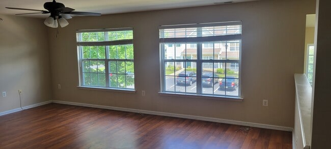 Building Photo - 802 Sunflower Way