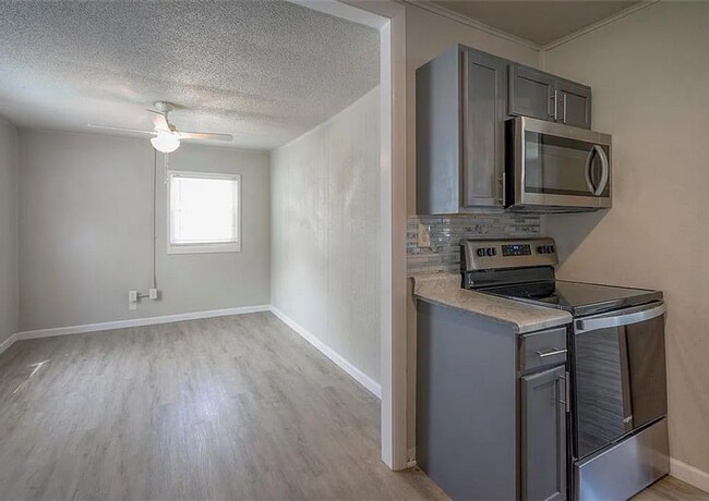 Building Photo - Updated 3 Bedroom Ranch