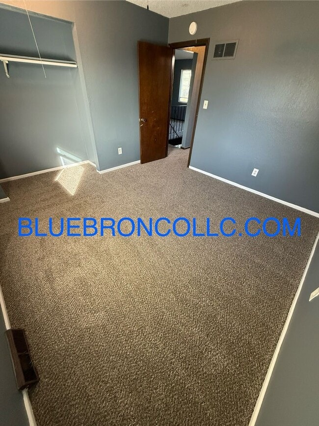 Building Photo - Newly renovated 2 bedroom with fresh paint and new flooring!