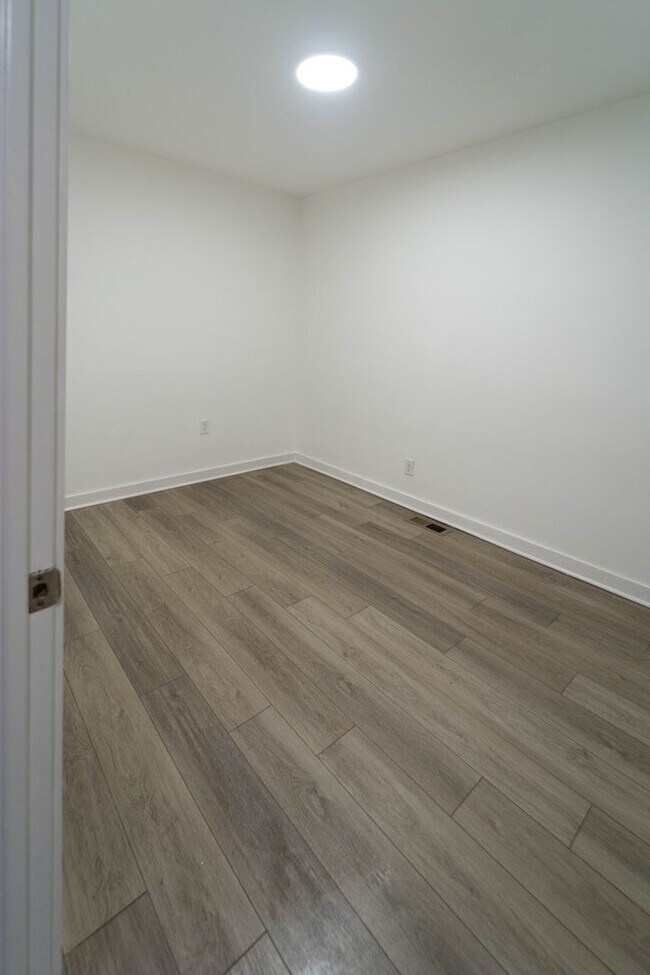 Building Photo - Move In Ready 2 BD 1 BA close to Metro, Sh...
