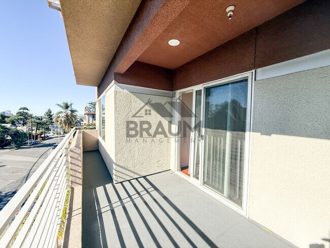 Building Photo - 332 S Virgil Ave