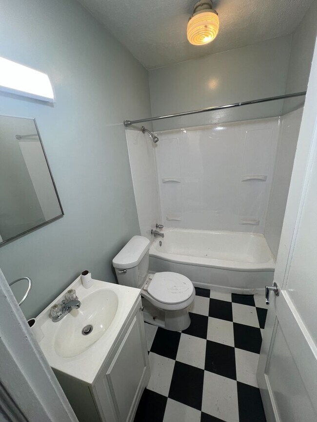 Building Photo - 3718 Northbrook Dr
