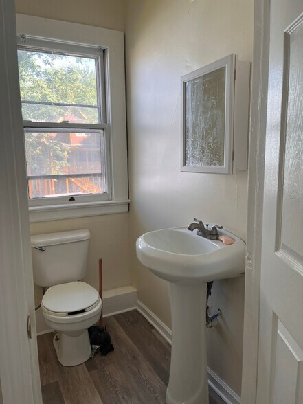 Building Photo - 127 Sargeant St