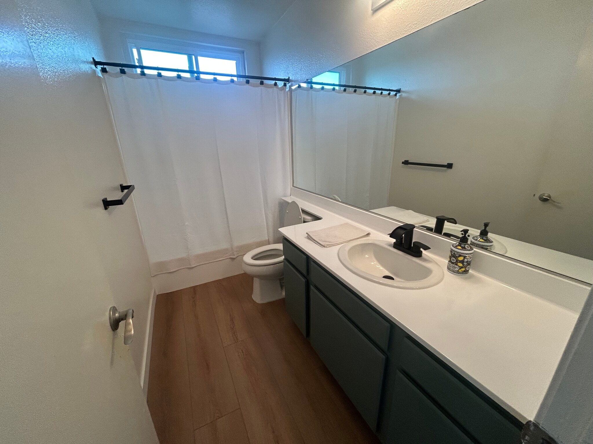 Guest bath - 25925 Oak St