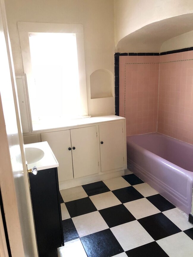 Building Photo - Adorable 7 bedroom house directly across from Chico State! Available July!