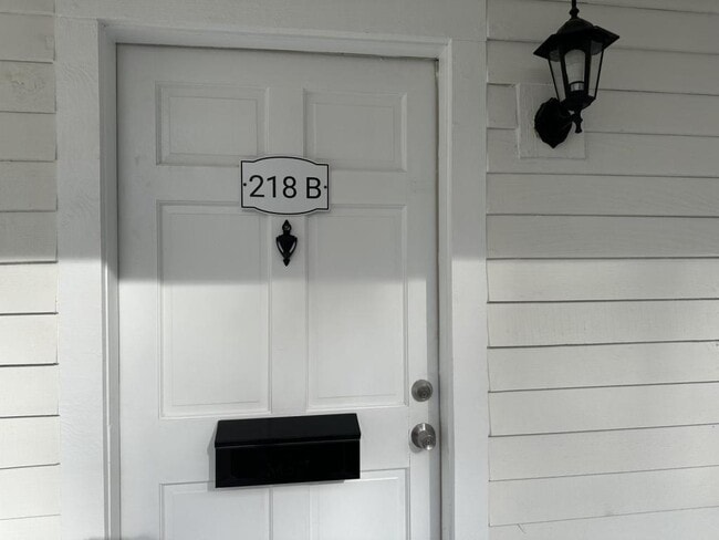 Building Photo - 218 College St