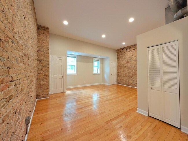 Building Photo - 2048 W Evergreen Ave