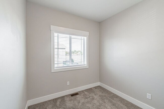 Building Photo - 654 S Saturn Ave