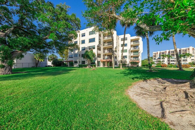 Building Photo - 374 Golfview Rd