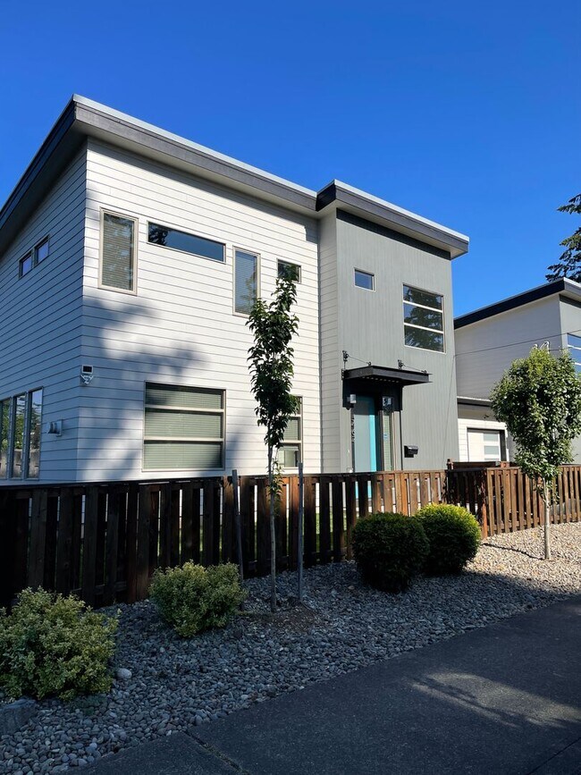 Building Photo - 5462 SE 57th Ave
