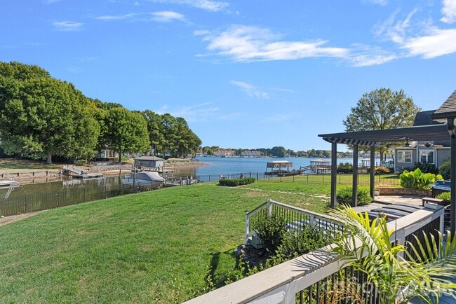 Building Photo - 18026 Whispering Oaks Dr