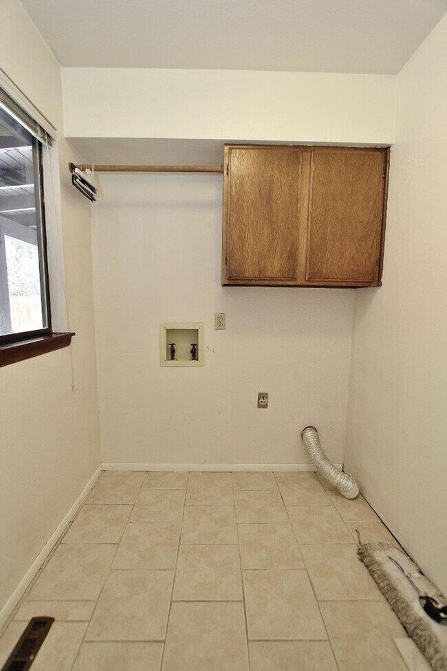 Building Photo - Fantastic Private Oasis in South East Boise!! 6 Month Lease!!