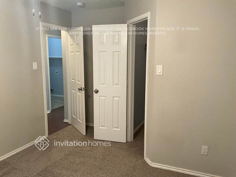 Building Photo - 910 Simi Dr