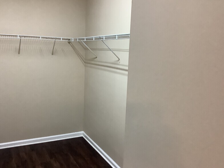 Building Photo - 11293 Justin Oaks Dr N