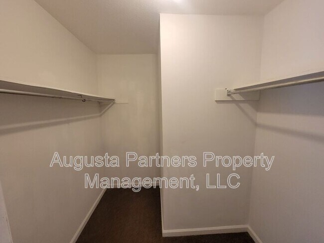 Building Photo - 2309 Creekview Dr