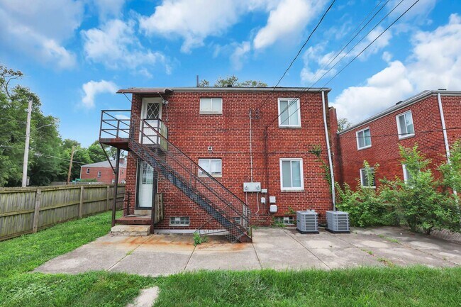 Building Photo - 404 S Chase Ave