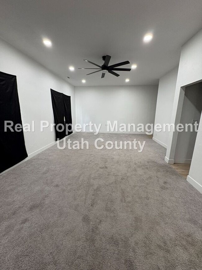 Building Photo - 9580 N Cyn Rd